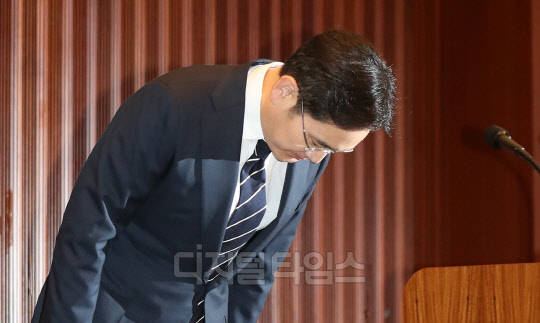 이재용 삼성전자 부회장이 지난달 6일 오후 서울 서초구 삼성전자사옥 다목적홀에서 삼성승계 과정과 관련한 '대국민 사과문'을 직접 발표하고 고개를 숙이고 있다. 이슬기기자 9904sul@